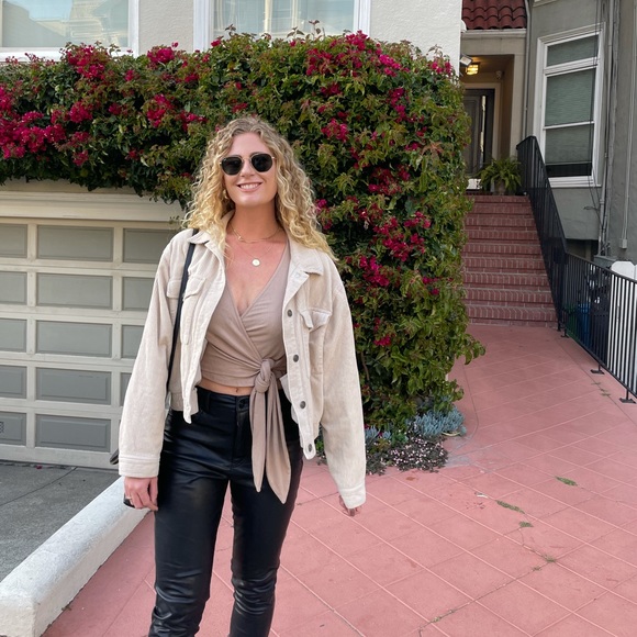 Meet your Posher, Nicole - Picture 1 of 1